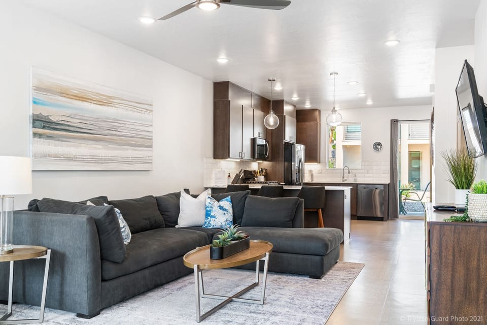 Townhome, 4 Bedrooms | Living room | Flat-screen TV, fireplace, books