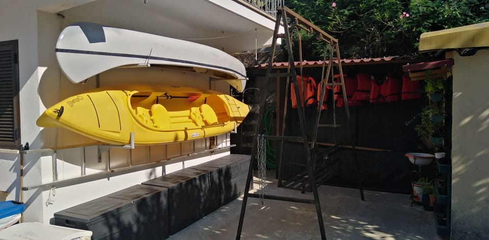 Terraço com Kayak e Canoa / Terrace with Kayak and Canoe