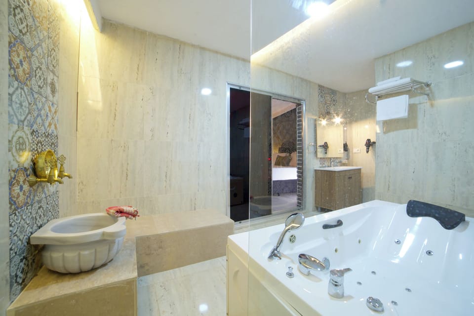 Luxury Double Room | Bathroom | Free toiletries, hair dryer, bathrobes, slippers