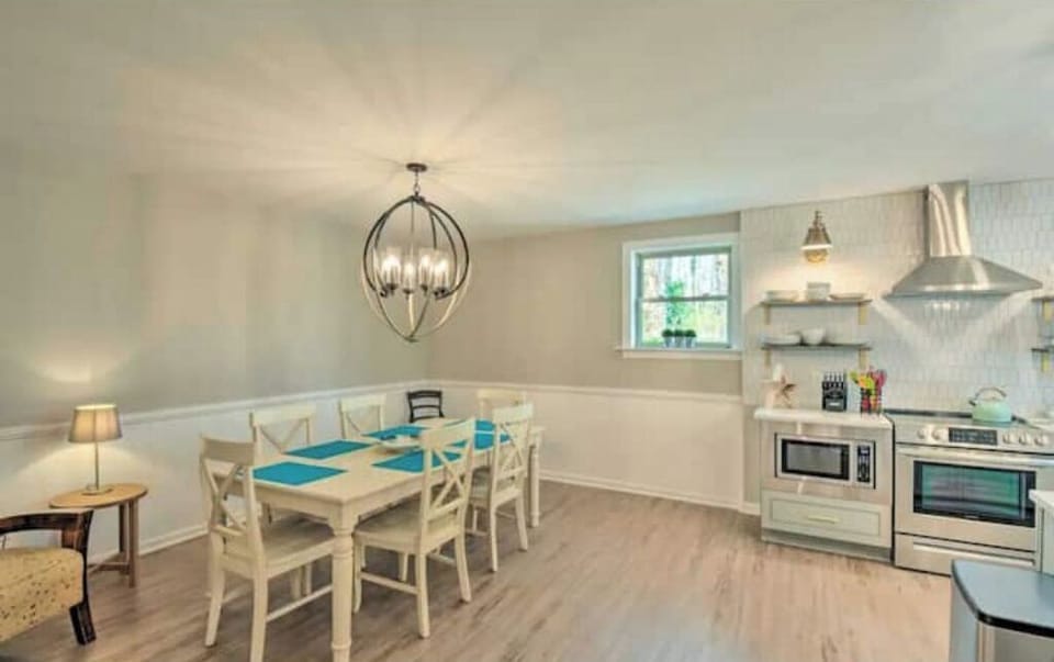 Kitchen eating area 