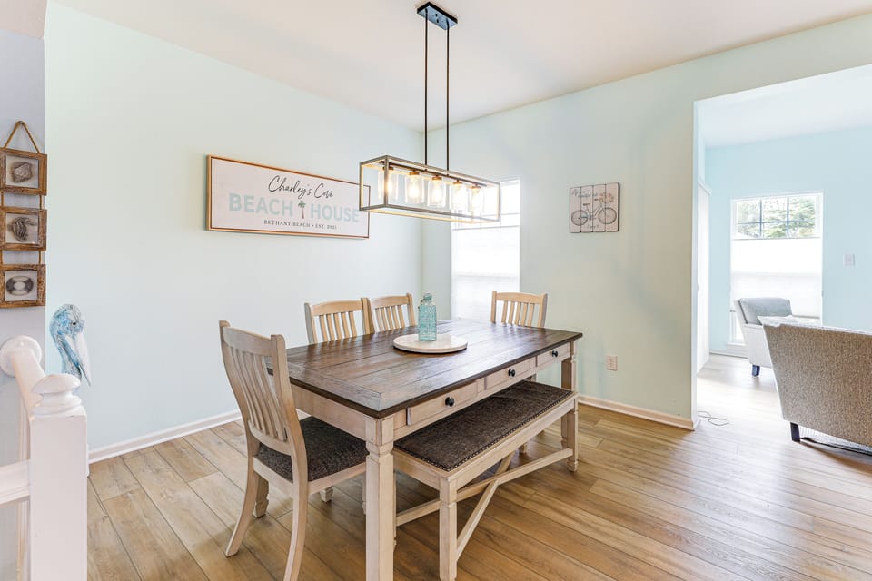 Dining Area | Dishes & Flatware Provided