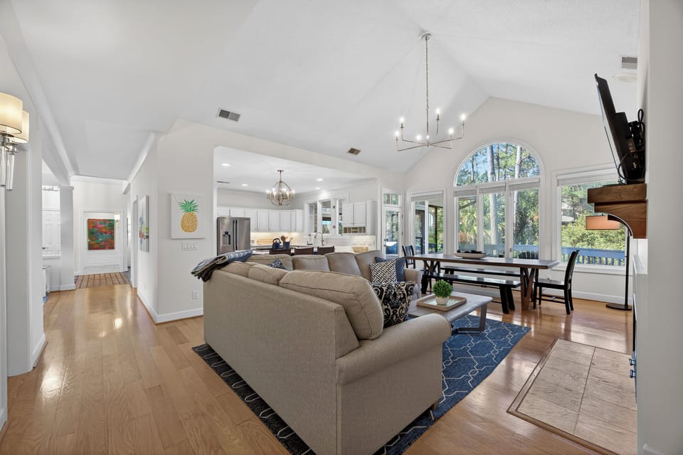 36 Red Oak | Main living room w/ ample seating & smart TV - 36 Red Oak | Main living room w/ ample seating & smart TV