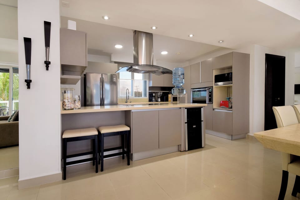 Make full use of our fully functional kitchen featuring modern appliances!