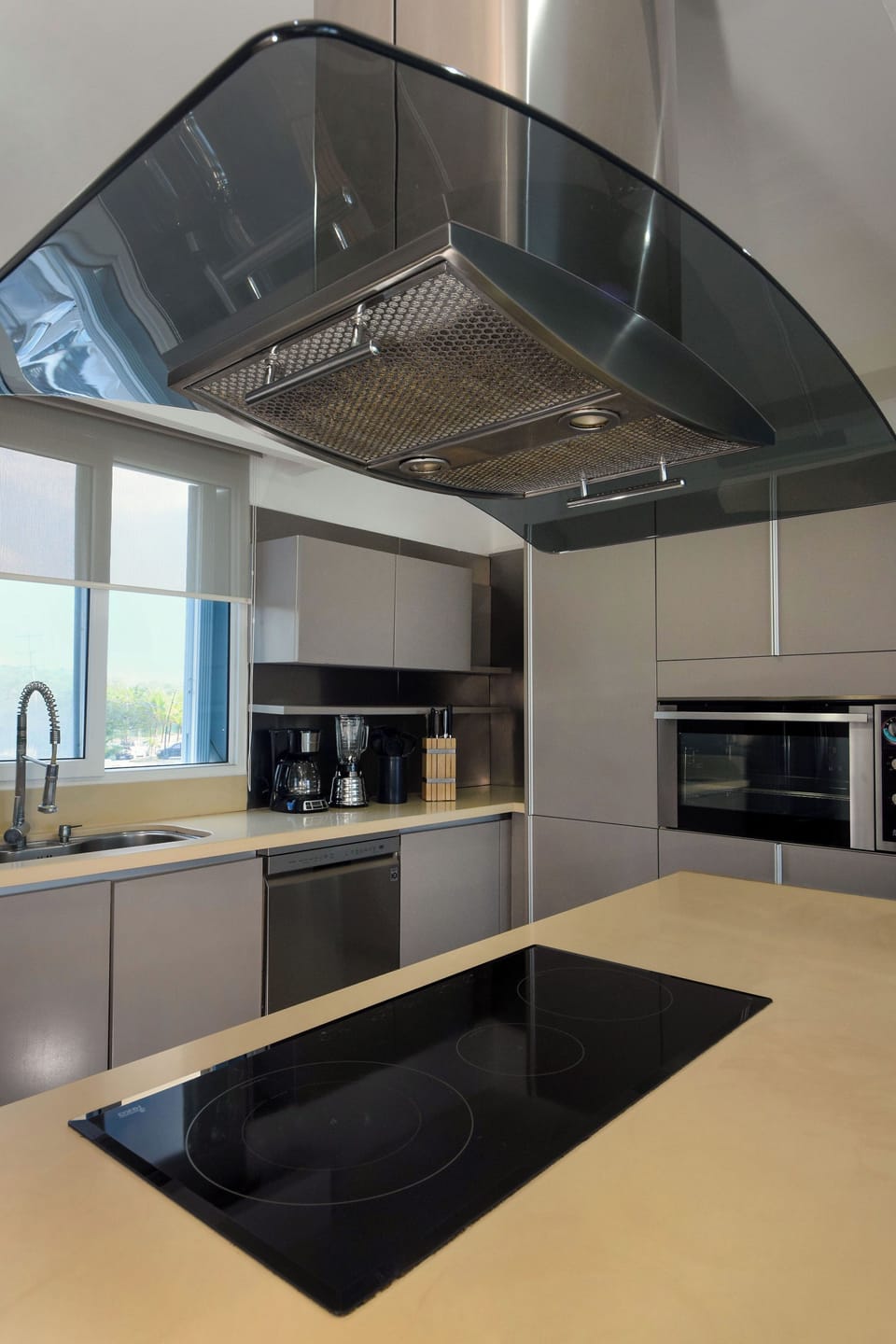 Pristine, modern, and fully equipped, our kitchen invites you to create your favorite dishes or simply reheat local takeout!