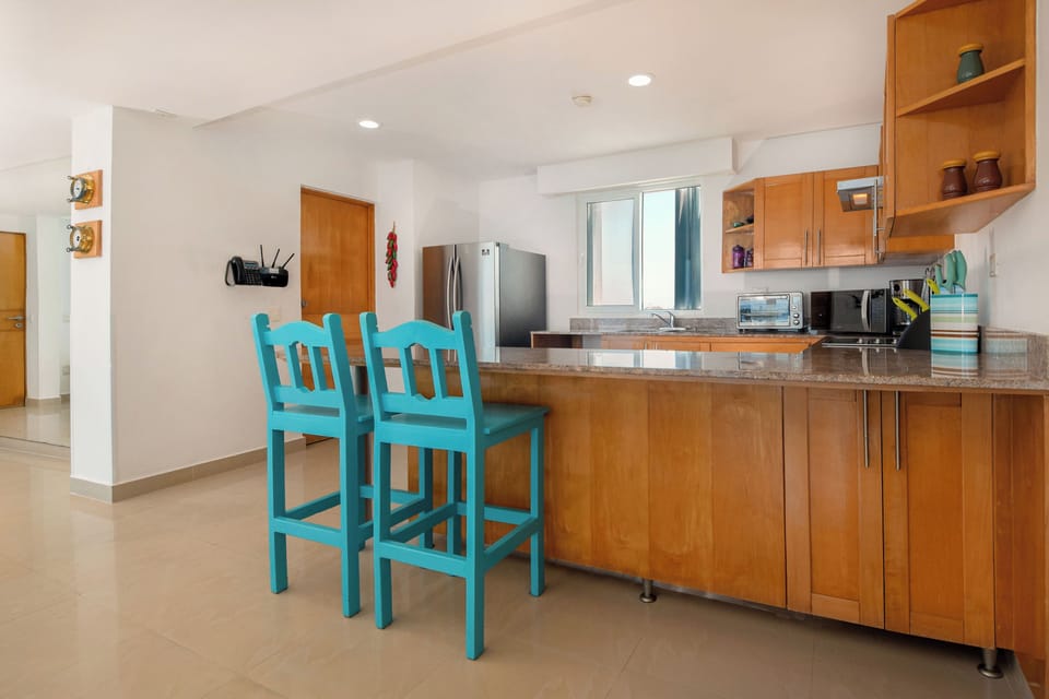 Sit at the island bar to enjoy happy hour cocktails and appetizers before you head out for Cozumel excursions for the evening!