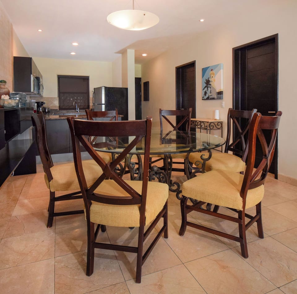 Challenge your friends to a game of cards or share a meal at our 6-person dining set up.