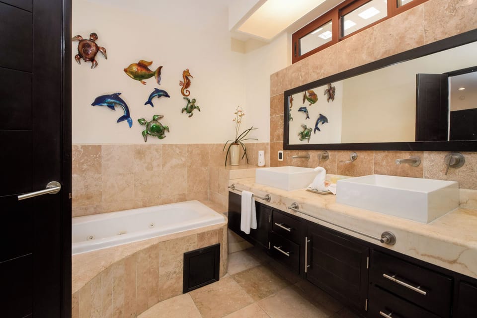 Master Bath - Freshen up and take an evening soak in our relaxing jacuzzi.