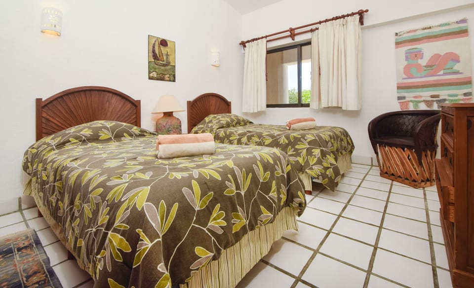 Bedroom with 2 twin beds