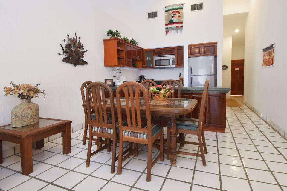 Dining space for 6
