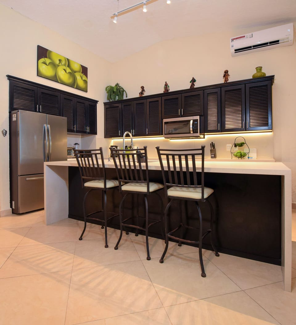 Keep your designated group chef company in our pristine and practical kitchen space, savoring a glass of wine amid delightful aromas!