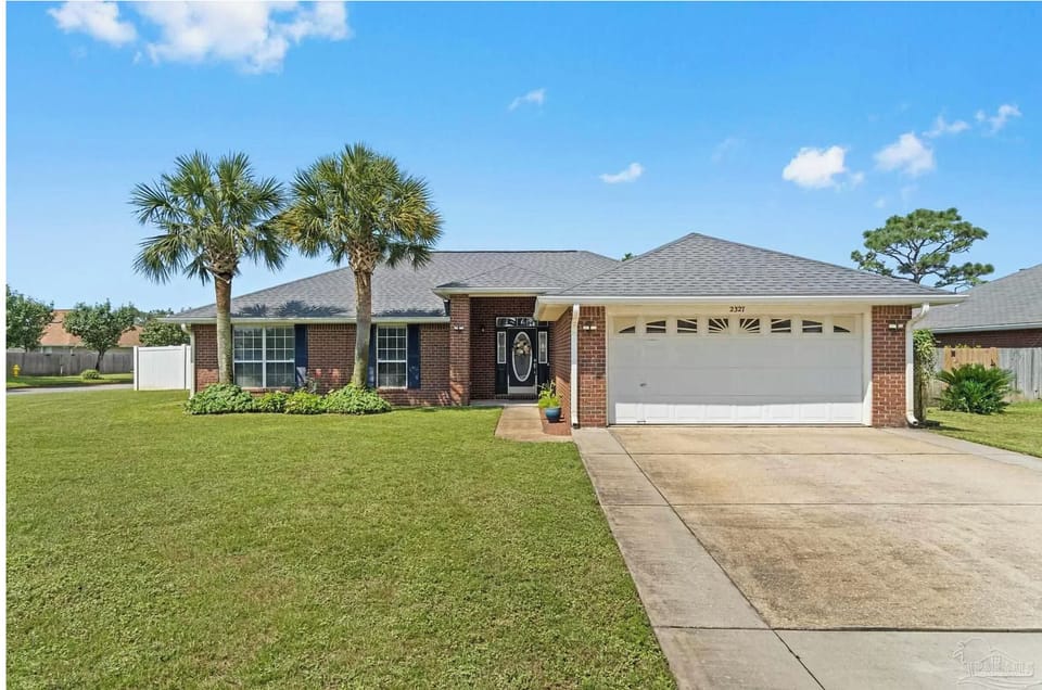 Bikini Bottom Cottage - Large Drive way for multiple cars.