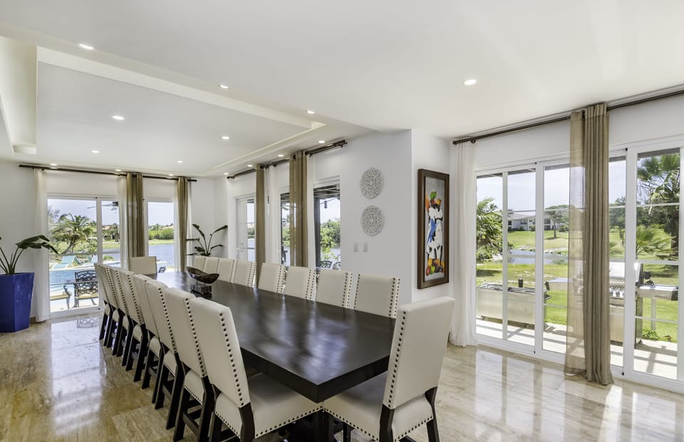 Deluxe Villa | Dining room