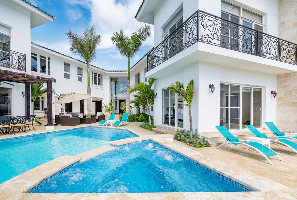 Outdoor pool, pool umbrellas, sun loungers