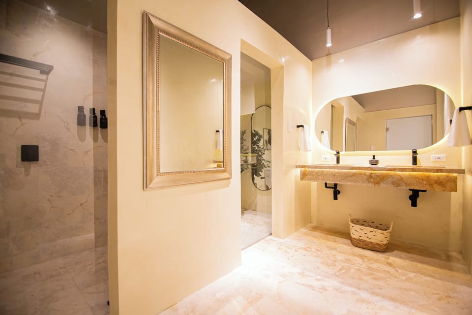 Studio Suite | Bathroom | Shower, towels, soap, shampoo