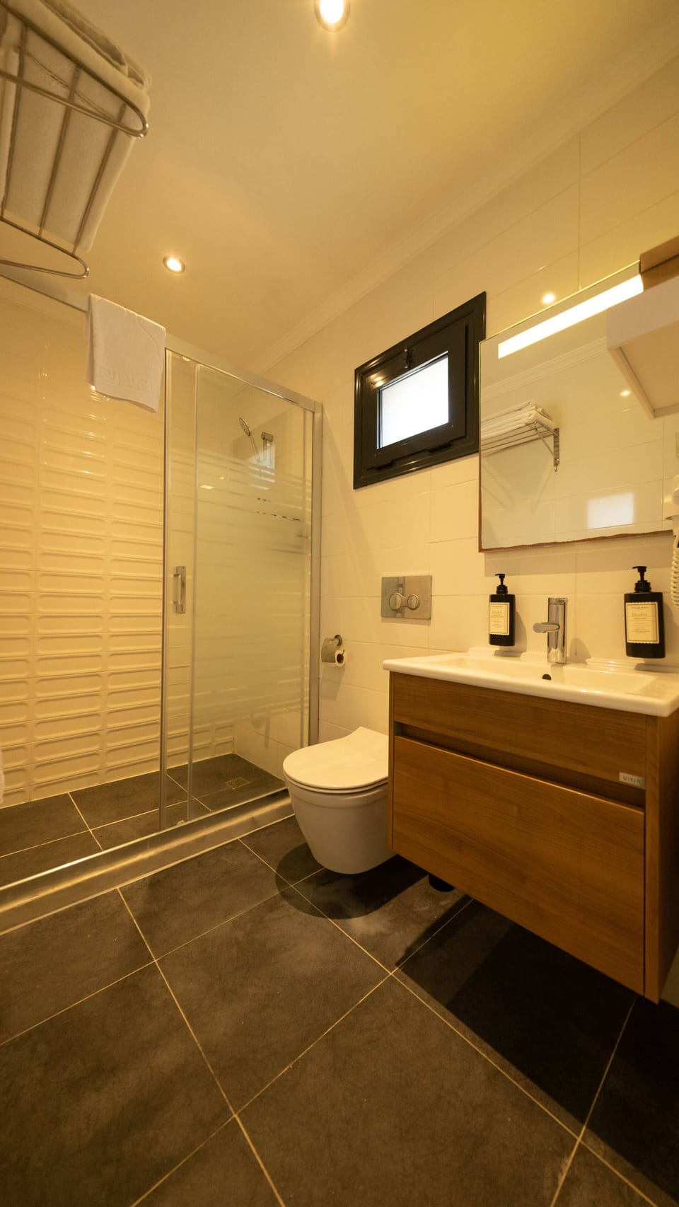 Standard Suite | Bathroom | Free toiletries, hair dryer, slippers, towels