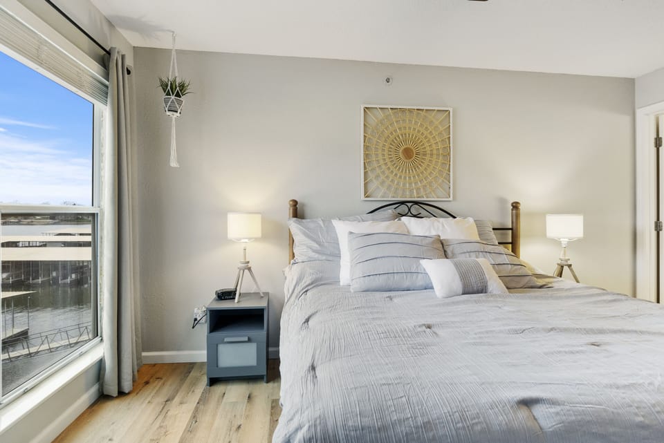 King size bed with plenty of space!