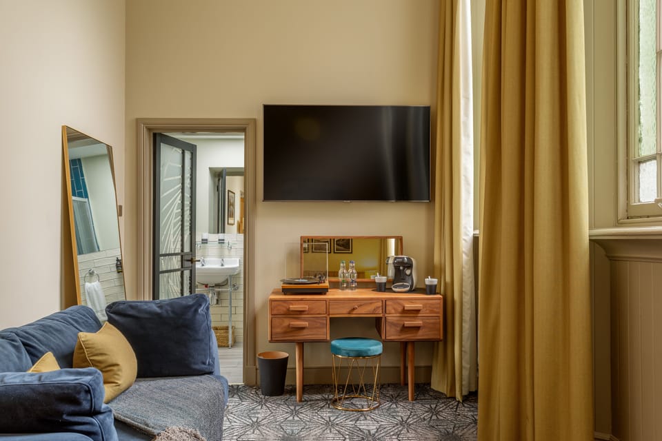 Family Room | Individually decorated, individually furnished, desk, laptop workspace