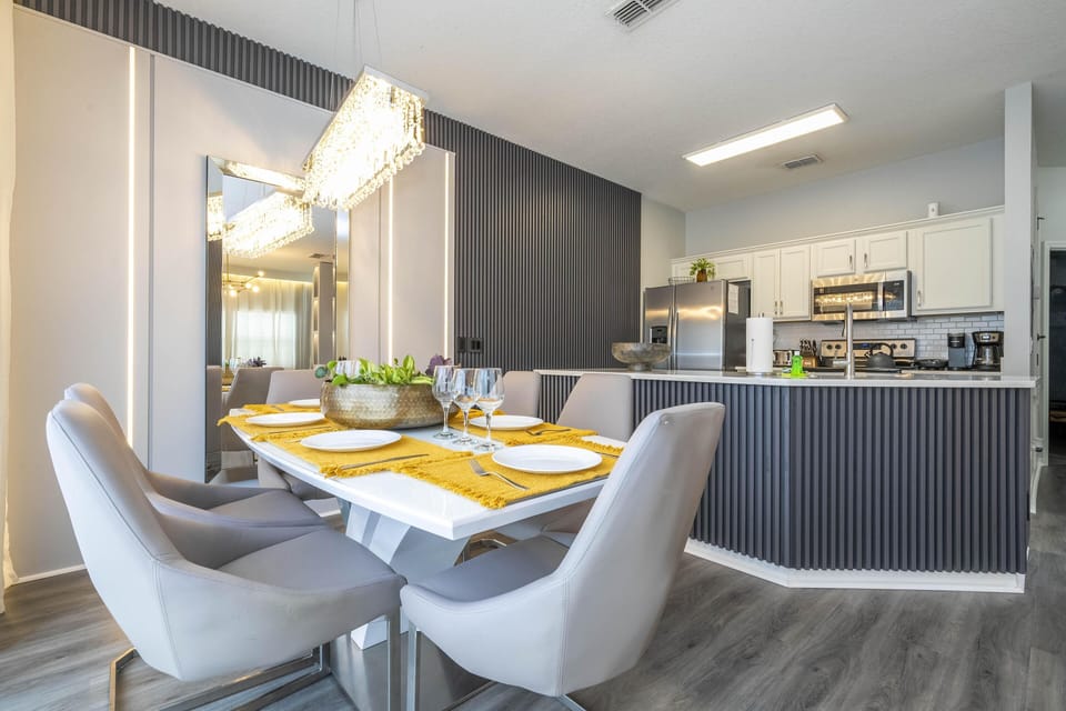 Dinning Room (Sits 6)