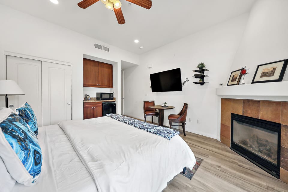 King size bed, 55" Smart Cable TV, Fireplace, mini-ref, microwave, toaster etc