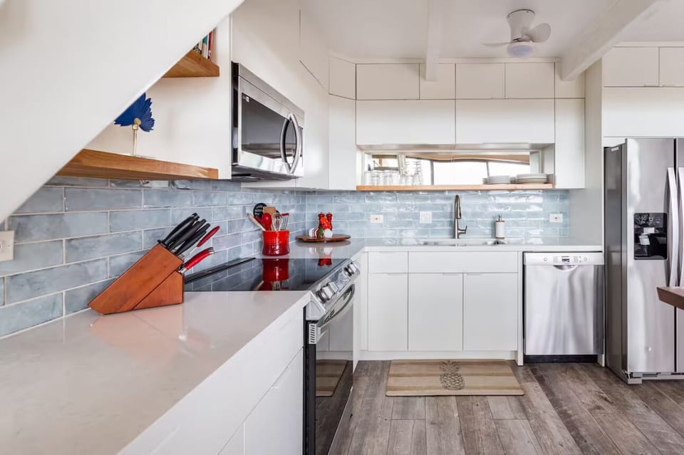 Open plan well appointed kitchen perfect to cook & savor your Hawaiian meals!