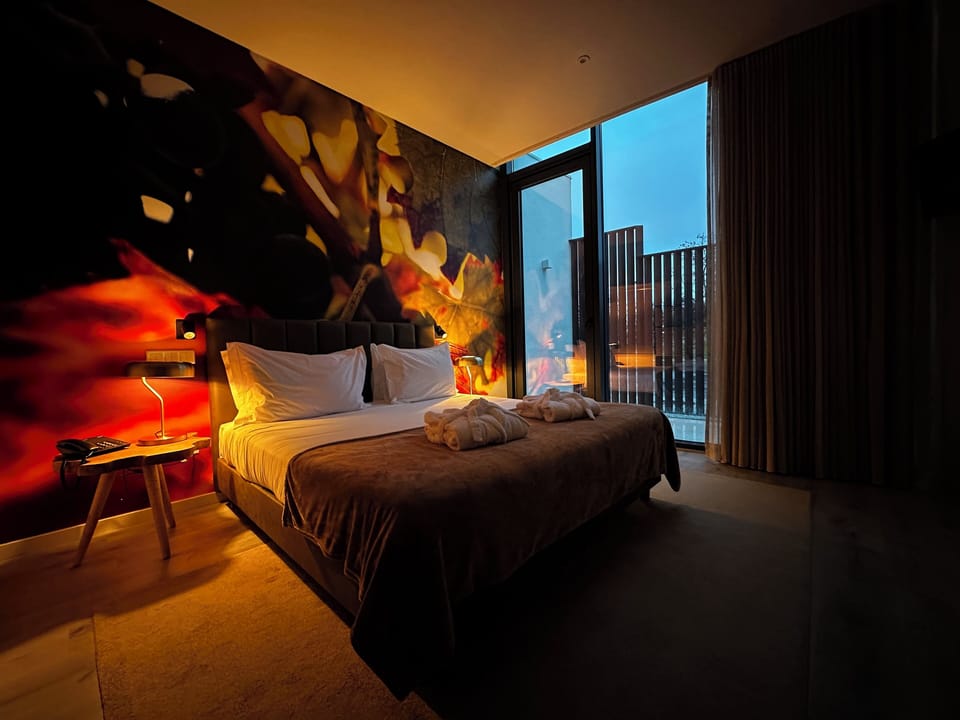 Standard Room | Minibar, in-room safe, desk, laptop workspace