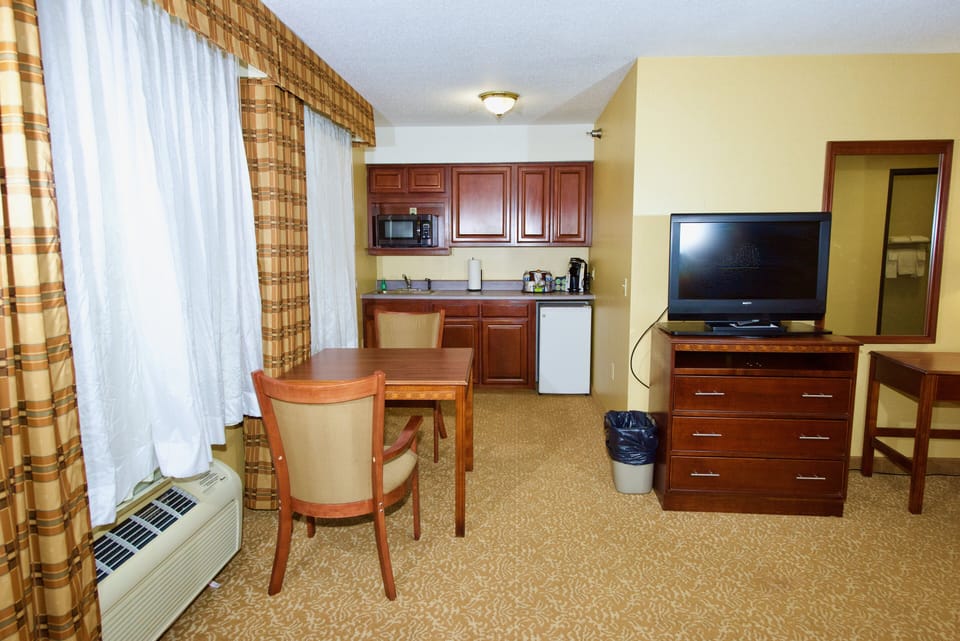 Suite, 1 Queen Bed, Accessible (Mobility, Accessible Tub) | Room amenity