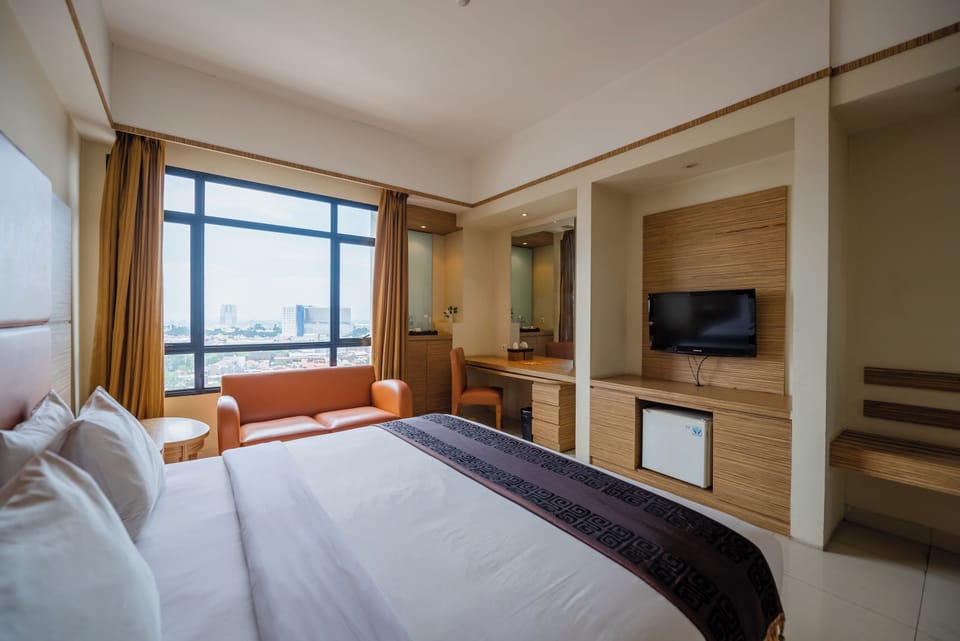 Executive Double Room, 1 King Bed | Premium bedding, minibar, in-room safe, desk