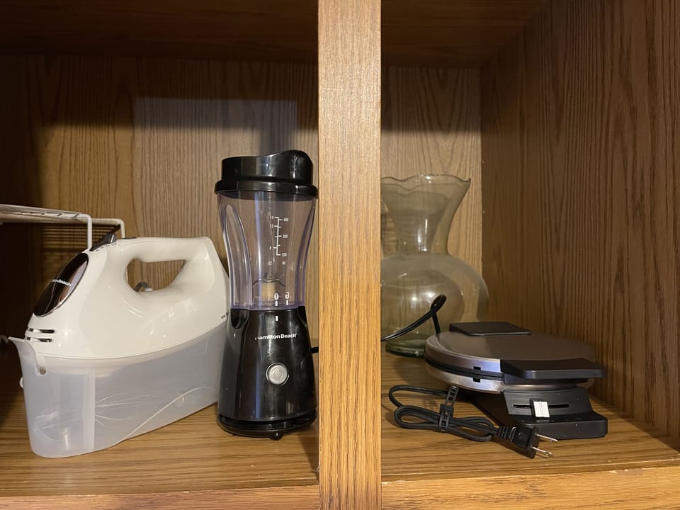 some small kitchen appliances available