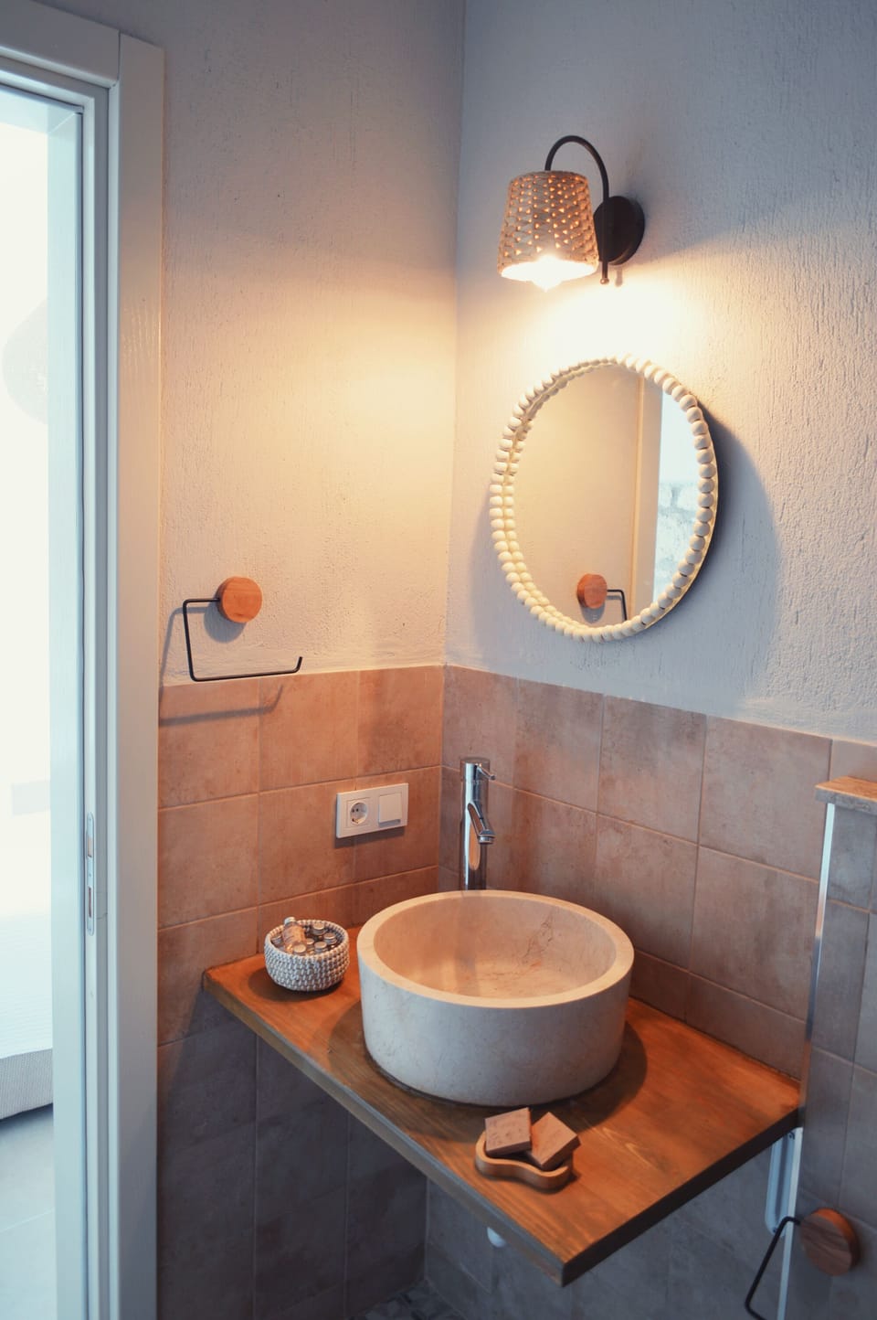 Economy Twin Room, 2 Twin Beds | Bathroom | Shower, rainfall showerhead, free toiletries, hair dryer