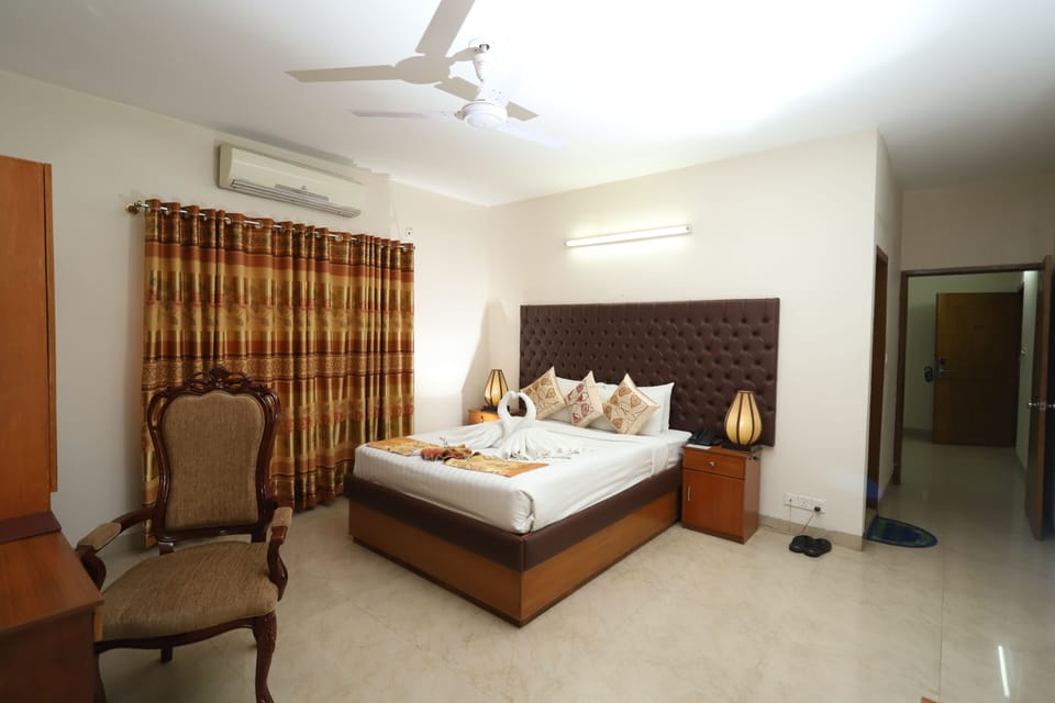 Deluxe Suite, City View | Minibar, individually decorated, individually furnished, desk