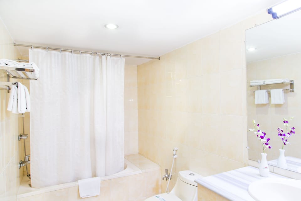 Combined shower/tub, deep soaking tub, designer toiletries, hair dryer