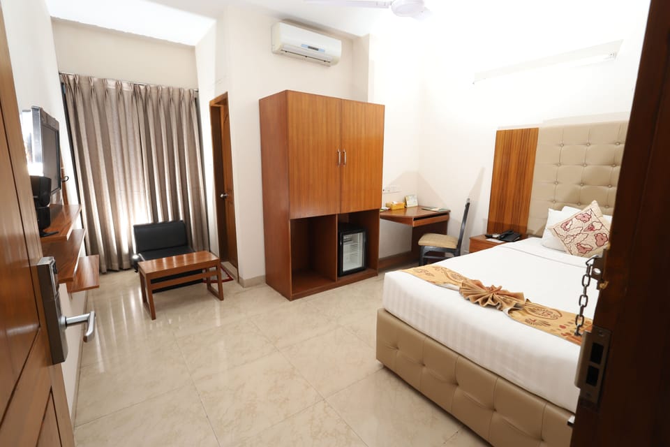 Deluxe Single Room | Minibar, individually decorated, individually furnished, desk