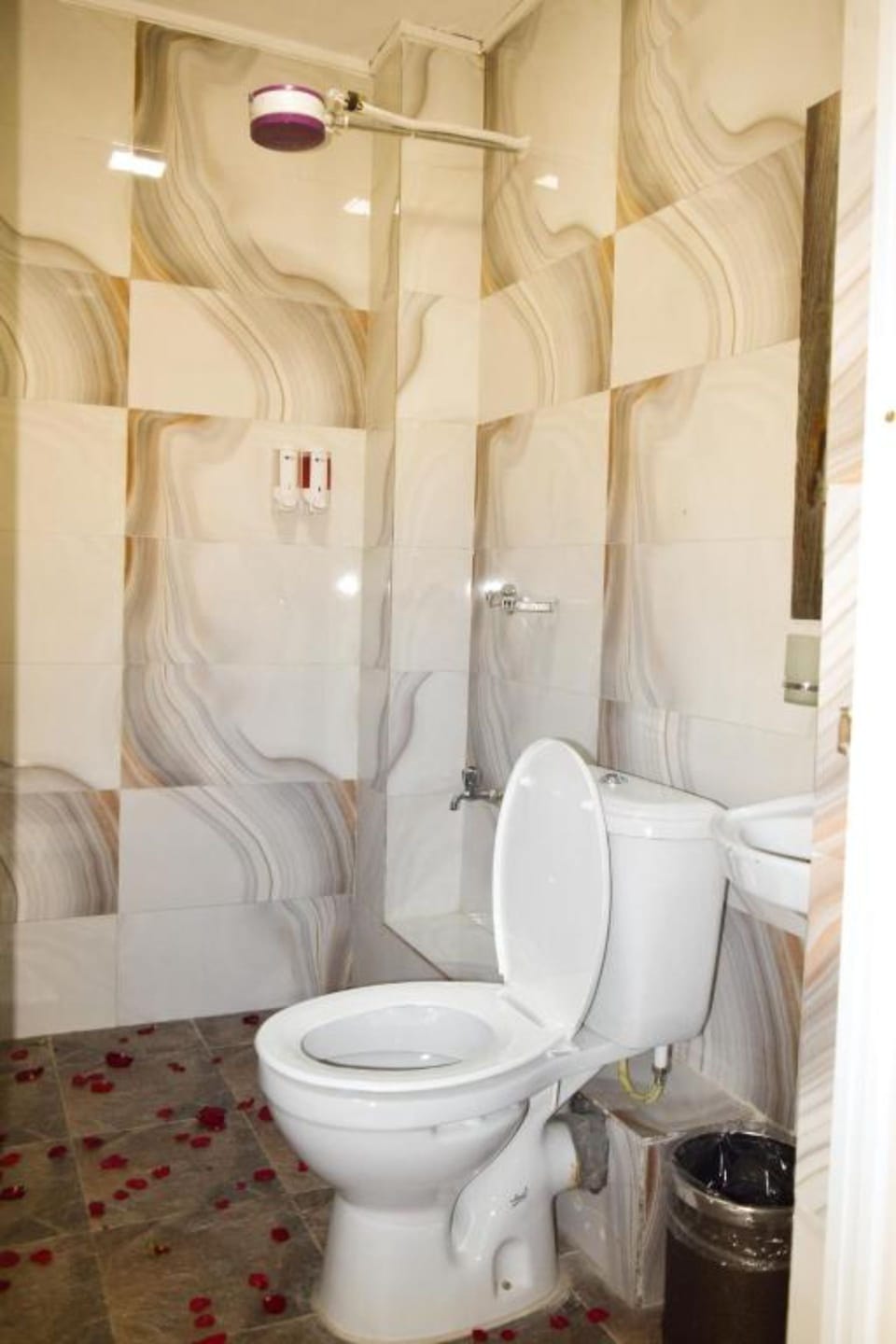 Single Room | Bathroom | Combined shower/tub, towels, soap, shampoo