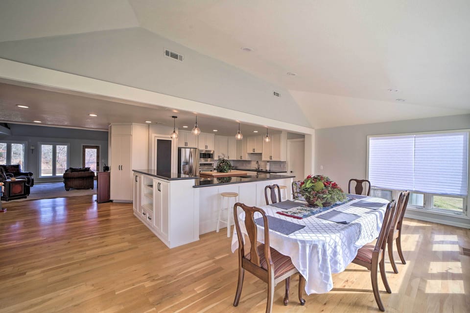 Dining Area | 6-Person Dining Table