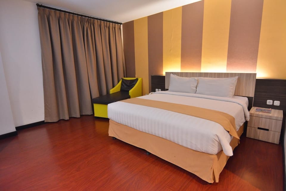 Minibar, in-room safe, WiFi (free), bed sheets