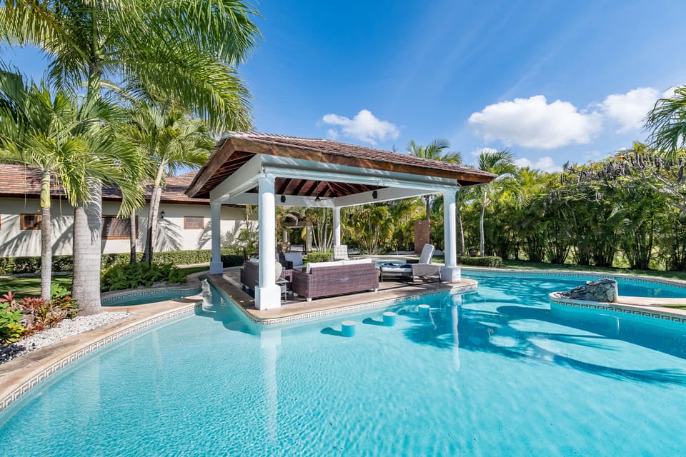Outdoor pool, free cabanas, sun loungers