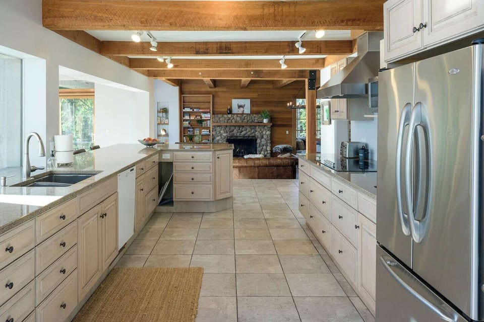 Open with plenty of counterops for everyone to pitch in on meal prep.