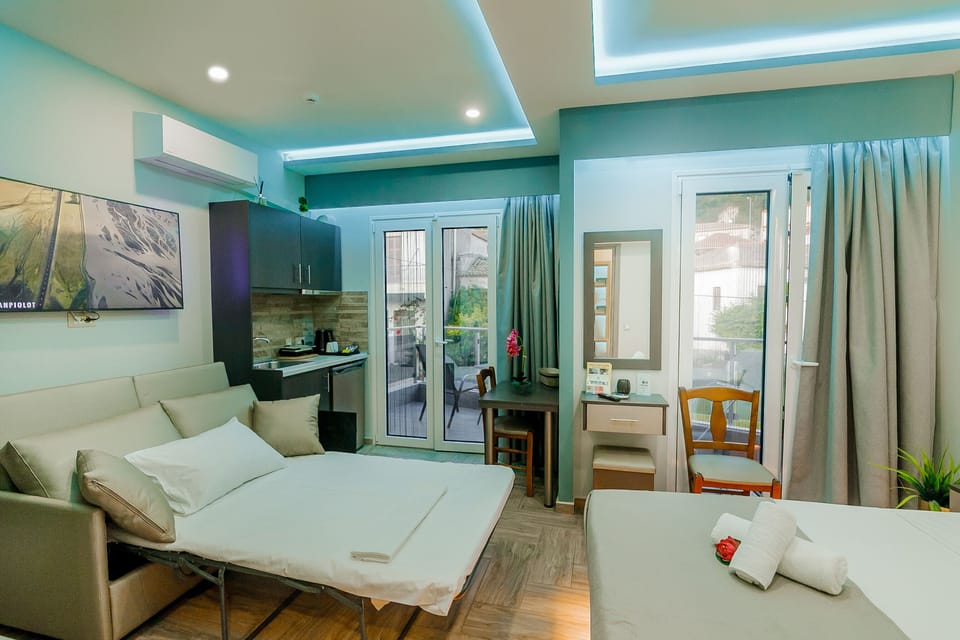 Deluxe Double Room, 1 King Bed, City View | In-room safe, individually decorated, individually furnished