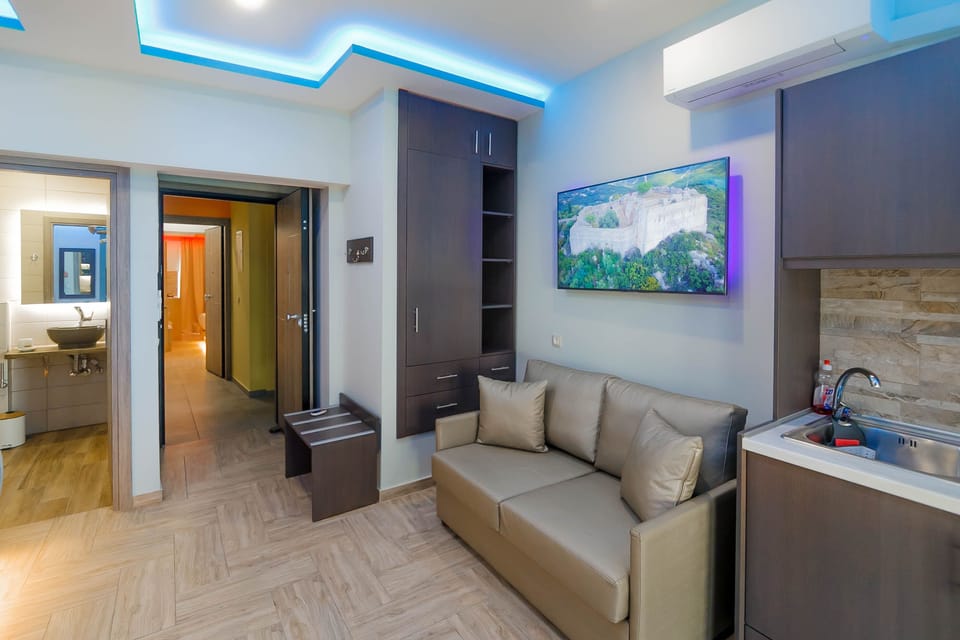 Deluxe Double Room, 1 King Bed, City View | In-room safe, individually decorated, individually furnished