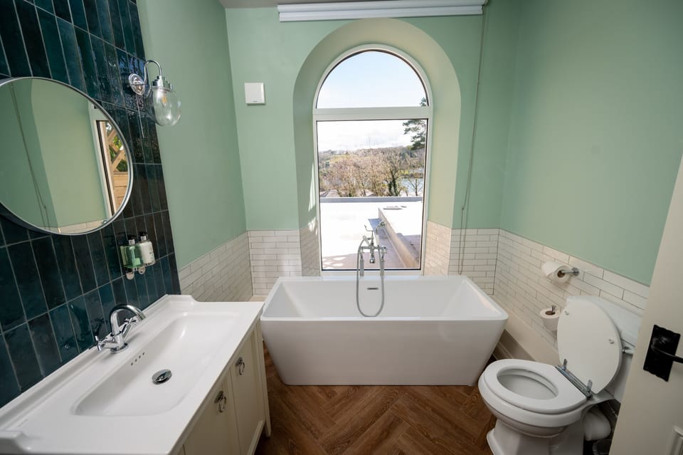 Combined shower/tub, towels