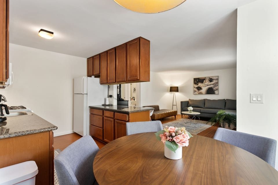 Coastal condo with fully stocked kitchen