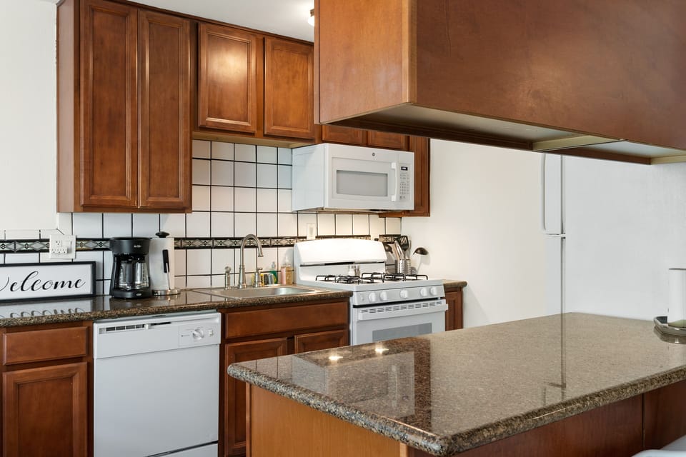 Coastal condo with fully stocked kitchen