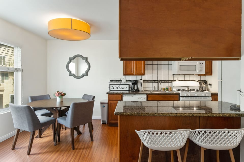 Coastal condo with fully stocked kitchen