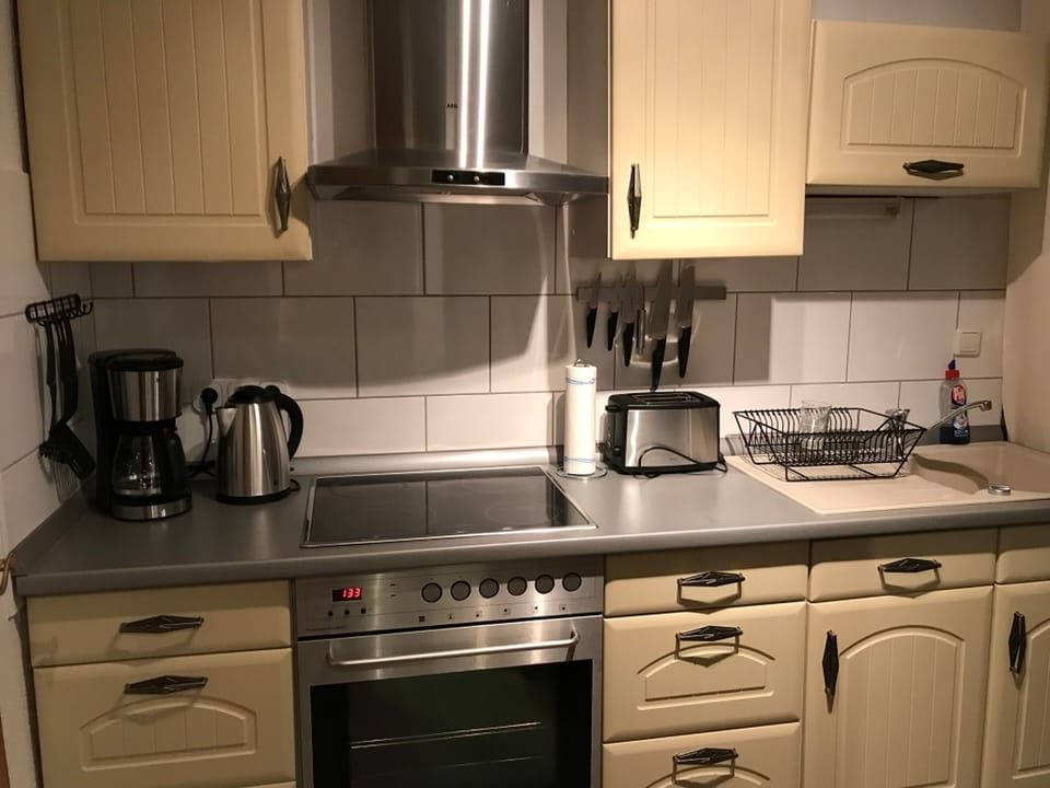 Comfort House | Private kitchen | Fridge, microwave, oven, stovetop