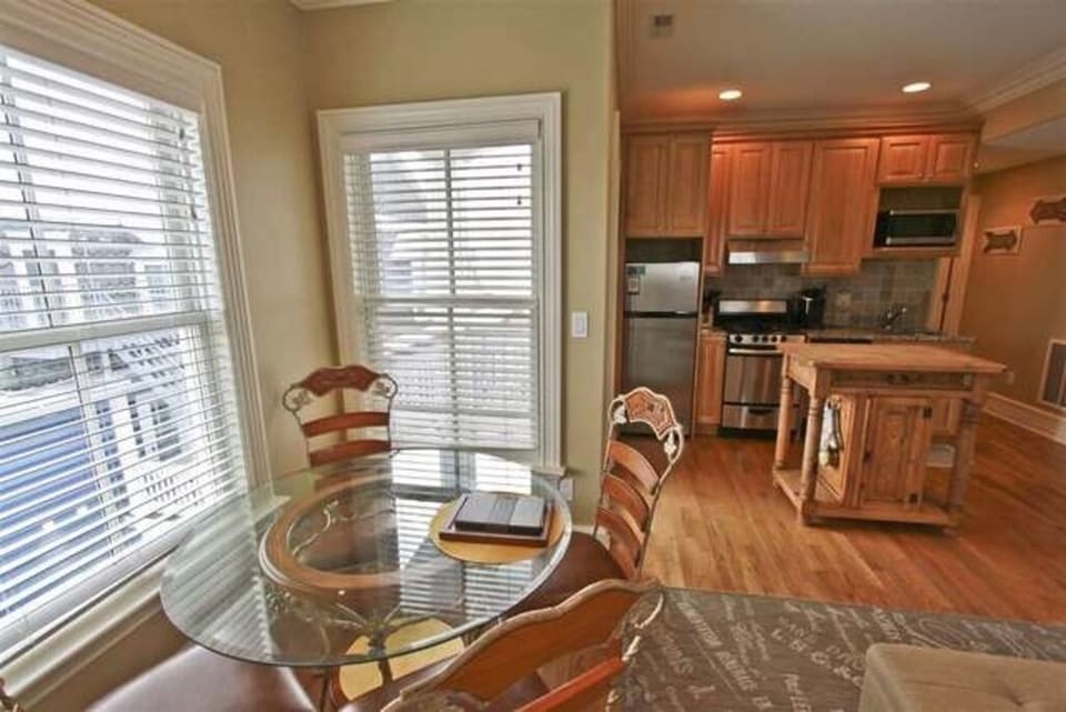 Eating area/kitchen