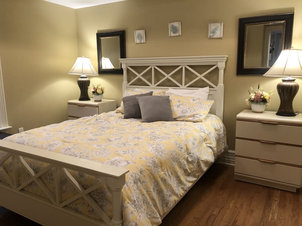 Bedroom
Queen Bed