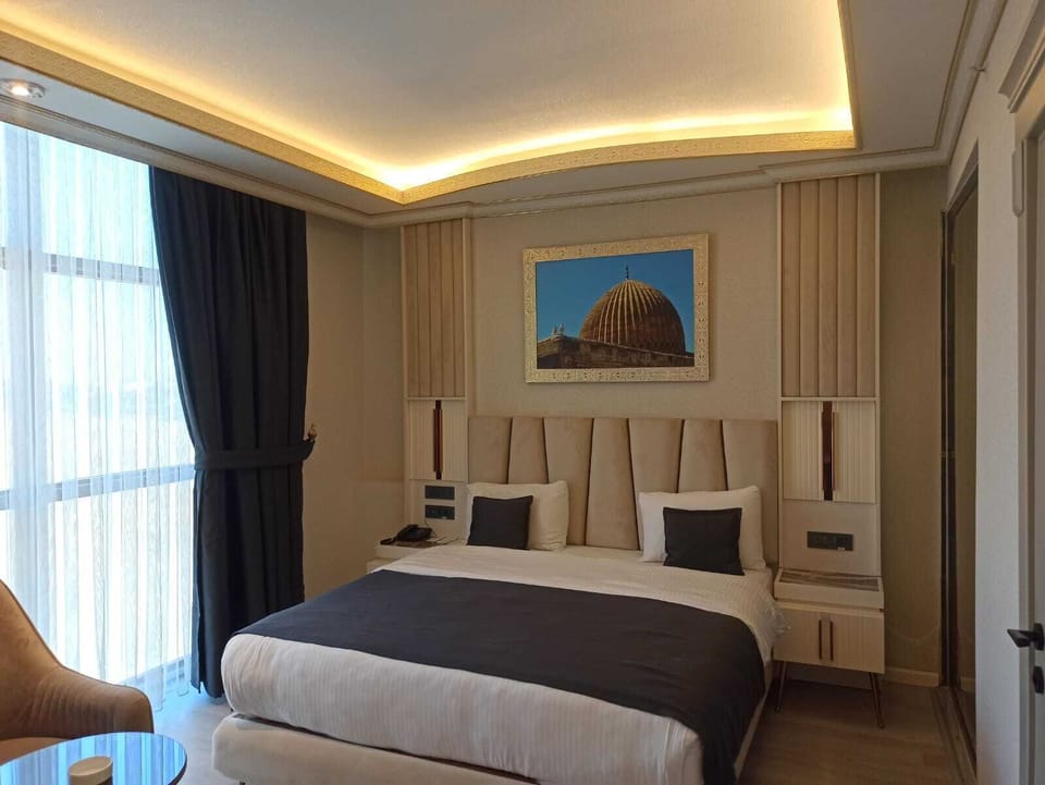 Premium bedding, minibar, desk, soundproofing