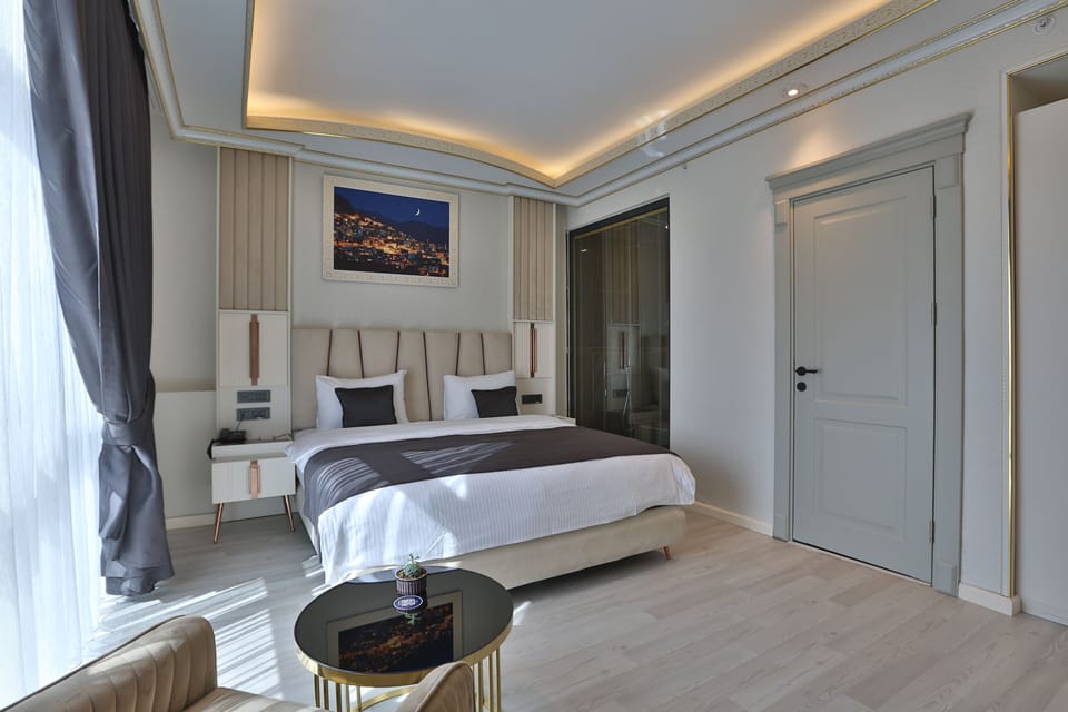 Suite | Premium bedding, minibar, desk, soundproofing