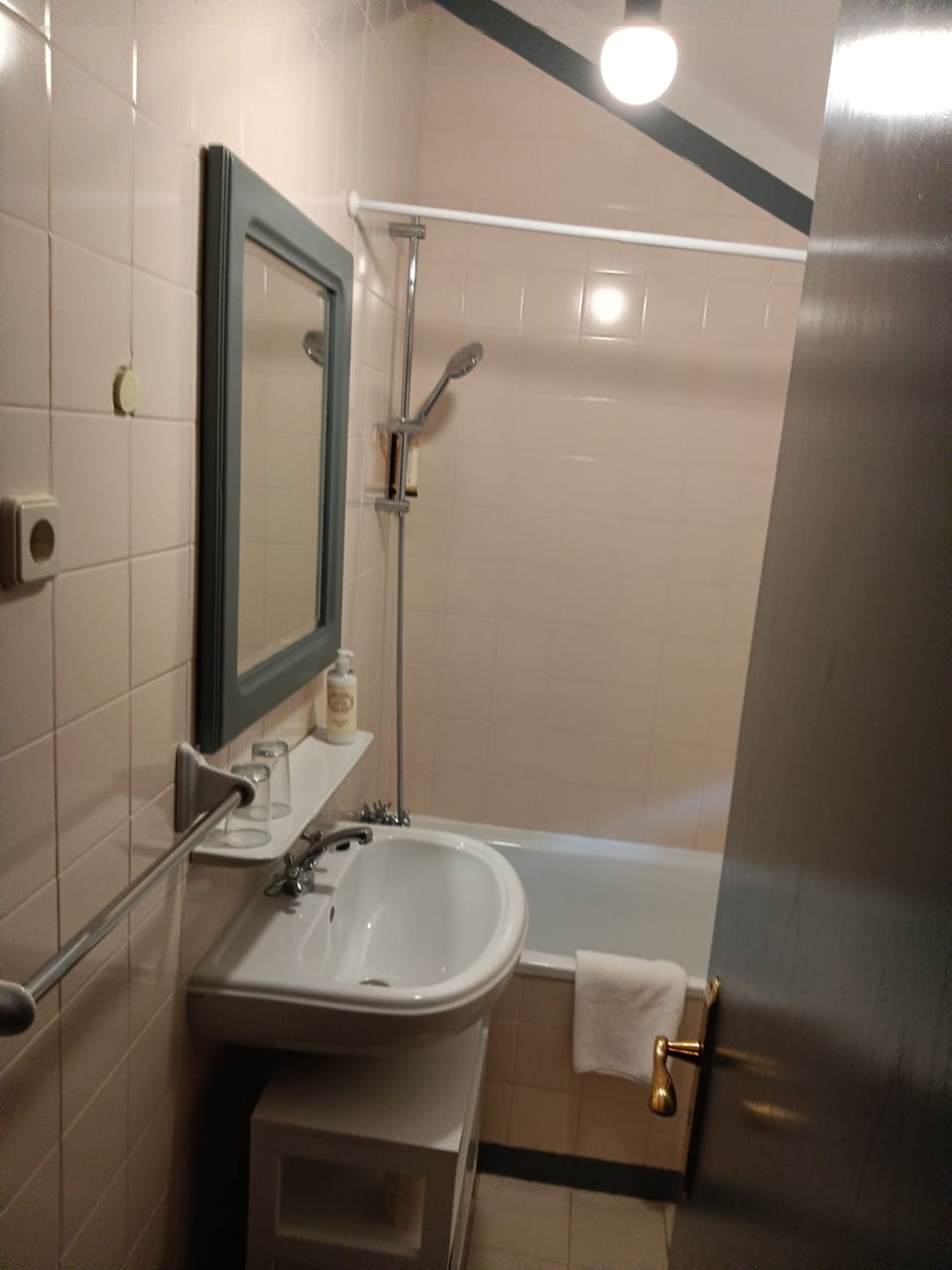 Classic Room | Bathroom | Bathtub, hair dryer, bidet, towels