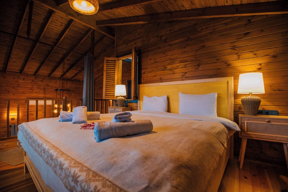 Family Suite | Premium bedding, desk, soundproofing, free cribs/infant beds